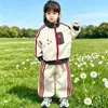 Conjunto de Roupa Esportiva Masculina Primavera e Outono Estilo Coreano Crianças Bonitas Modernas Casuais Conjunto de Duas Peças Roupas para Bebês e Crianças Pequenas Comércio Exterior