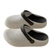 Sandalias perforadas con textura de panal para hombre, nuevo modelo popular, transpirables, adecuadas para uso en exteriores, conducir, actividades acuáticas, sandalias de playa antideslizantes