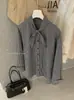 Y.JIA Otoño Estilo Coreano para Mujer Camisa Sofisticada de Cuadros con Cinta Cruzada y Cuello de Lazo Manga Larga 9262