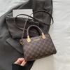 Bolso pequeño Xiaozhong para mujer 2024 nuevo de este año popular textura moda bandolera bandolera todo-partido bolso cuadrado pequeño