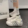 Sapatos femininos de cadarço em couro bovino, estilo alemão vermelho, novo estilo 2026, sola macia, sapatos Forrest Gump, não cansam os pés, sapatos casuais esportivos