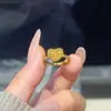 Anillo de Azúcar de Seda Dorado Salah Anillo Nuevo para Dedo Flor de Coche Retro Nicho Joyería de Lujo Ligero Regalo para Novia
