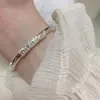 Pulsera Floral para Mujer, Diseño Único, Sólida, Ajustable de Empuje y Tirón, Regalo de Cumpleaños Perfecto para una Amiga