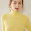 Suéter de Cashmere Feminino Bai Cai Rong Outono/Inverno 2026 com Gola Alta Canelada, Design Versátil, Tricô de Lã