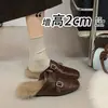 Sapatos Pequenos de Couro Esculpido Estilo Britânico Brogue Femininos 2026 Novo Outono/Inverno Com Pelúcia Para Exterior Slip-on Meia-Pantufa Sapatos de Pelo