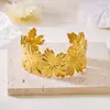 Pulseira Cruzada Europeia e Americana com Folhas e Flores Irregulares Série Oceano em Aço Inoxidável para Mulheres com Padrão Suave de Martelamento Metálico Personalizado