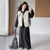 Nuevo conjunto de tres piezas estilo coreano para otoño/invierno para niñas: sudadera con capucha, chaleco y pantalones de pierna ancha, un atuendo holgado y casual para niños mayores