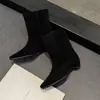 Botas curtas da moda e simples estilo coreano de 1 cm, novo modelo outono e inverno 2026, bico quadrado, salto baixo, aumento interno de altura, botas femininas de calçar