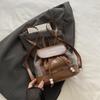 Mochila Bolso Estilo Academia Vintage para Mujer Otoño e Invierno 2025 Nuevo Coreano Color de Contraste Tejido de Lana Pformado Mochila Bolso Cubo