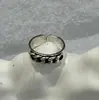 Anel liso simples e versátil para mulheres, anel para uso diário com senso de estilo, anel moderno e elegante, atacado de pequenos itens de Yiwu