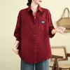 Foto real de una camisa casual holgada de estilo relajado, versión coreana, camisa de trabajo de mezclilla versátil de manga larga, chaqueta para pareja para mujer
