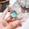 Reloj de pulsera de alta gama de nicho, pulsera estilo brazalete de lujo ligero, diseño creativo de cadena de cristal multifacético cuadrado para mujer