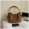 Bolso Cubo Retro Nuevo 2025 para Commuter para Mujer, Estilo Otoño e Invierno, Gamuza, Moderno, Sencillo, Gran Capacidad, Bolso Cruzado Madre-Hija