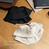 Grampo de cabelo elegante estilo coreano em cetim off-white em formato de saia para mulheres, novo modelo 2026, toque de alta qualidade, presilha tipo tubarão para prender o cabelo pela metade na parte de trás da cabeça