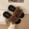 Sandálias de pelúcia slip-on com fivela 2026, bico aberto, para mulheres, chinelos da moda estilo coreano, planos, para outono e inverno, de lã de cordeiro
