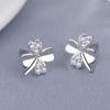 Pendientes pequeños de plata de ley S925 con forma de hierba de la suerte de cuatro hojas, pendientes de temperamento coreano, joyería ancha para mujer, fabricantes de pendientes al por mayor