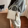 Bolsa Pequena Retrô para Mulheres Outono e Inverno 2025 Nova Moda Super Popular Bolsa de Ombro Único Transversal Bolsa de Balde Popular deste Ano