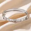 Pulsera de acero de titanio, estilo de celebridad de internet europeo y americano, pulsera rectangular con diamantes verdes, oro de 18 quilates, lujo ligero, sensación de alta gama, pulsera de acero inoxidable para mujer