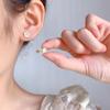 Aretes franceses retro de camelia y perla para mujer, diseño de nicho, aretes de temperamento de alto sentido, fabricantes, venta al por mayor