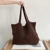 Bolsa de Mão de Tricô Marrom Vintage Feminina Outono e Inverno 2024 Novo Estilo Coreano Bolsa de Tricô Grande Capacidade Bolsa de Tricô de Viagem