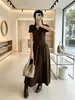 Vestido suéter novo de outono de 2026 com gola polo, justo ao corpo, acinturado, em linha A, longo acima do joelho, simples e emagrecedor, vestuário feminino elegante