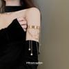 Pulsera abierta con borla de estrella de amor de metal, anillo de brazo de alto sentido europeo y americano, diseño de moda, joyería de lujo ligero al por mayor