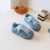 Zapatillas de entrenamiento alemanas para niñas de primavera y otoño, zapatos infantiles de encaje de lunares con lazo, nuevo estilo 2026, zapatillas casuales de suela blanda para niñas pequeñas