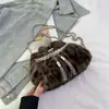 Bolso Peludo con Estampado de Leopardo Retro para Mujer 2026 Otoño Nuevo Bolso de Mano con Asa Redonda Cadena Personalidad Bolso Cruzado de Hombro Único Tipo Cubo