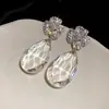 Aretes de Aguja Plateada con Colgantes de Flor Incrustada con Diamantes y Gota de Agua, Diseño Único, Modernos y Versátiles, Aretes de Nicho de Alta Gama