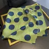 2025 Verano Más Vendido Delgado Versátil Protección Solar Bufanda Cuadrada Pequeña Elegante para Mujer Estampado de Seda Reductora de Edad Chal Pequeño Venta al por Mayor
