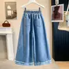Foto real de calça jeans de perna larga com bainha enrolada, cor sólida, para mulheres, adequada para baixinhas, corte solto, plus size, para tipos de corpo tipo pera, calças que cobrem o quadril