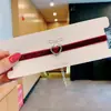 Colar Gargantilha Coração Vermelho Retrô Y2K Doce e Cool Estilo Garota Apimentada Design de Corrente Curta de Veludo e Couro para Clavícula Corrente de Pescoço