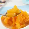 Laranjas frescas em calda de açúcar, caixa fechada, latas grandes comerciais de rodelas de laranja, lanches de frutas prontos para comer