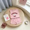 Roupas Infantis Estilosas para Meninas 2026 Verão Novo Conjunto de Duas Peças com Colete Fofo, Camiseta e Shorts Estilo Coreano Exportação