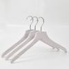 Colgador de Madera Maciza Fraxinus mandshurica Lavado Antiguo Tienda de Ropa Soporte de Madera para Ropa de Adulto Perchero para Pantalones Lote de Colgado de Ropa de Hombro Ancho para Mujer