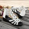 Sandálias Romanas 2024 Novo Couro Macio Sapatos de Mãe Casacos da Moda Sandálias Femininas Vazadas de Sola Macia