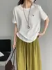 Luego, la versátil camiseta simple bordada de estilo coreano para mujer es de corte holgado, cuello redondo, manga corta y adecuada para el uso casual diario en verano, modelo G8906