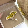 Broche Folha de Ginkgo Outono e Inverno, Corsage de Cristal Elegante e Exquisito Feminino de Alta Qualidade, Acessório de Alfinete de Design de Nicho de Luxo Leve