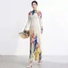 Conjunto de dos piezas Miyake: elegante y moderno top ajustado de manga larga con cuello alto y falda estampada de cintura alta