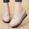 Zapatos de Cuero con Suela Gruesa para Mujer, Zapatos de Mamá, Zapatos de Plataforma Versátiles para Adelgazar de Venta Caliente Otoño e Invierno 2025, Zapatos Individuales Ligeros con Suela Suave que Aumentan la Altura