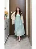 Roupas femininas plus sizeBarco de Papel Cruzando Fumaça de Pinheirovestido longo tipo camisola tie-dye com acabamento em renda para figuras ligeiramente cheias, conjunto emagrecedor estilo europeu