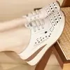 Populares zapatos de mujer con tacón de cuña y suela gruesa 2026 verano huecos transpirables de punta cerrada cómodas zapatillas para uso en exteriores zapatos de mujer