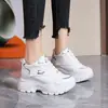 Tênis esportivo casual feminino 2026 outono bico redondo sola grossa couro cadarço confortável versátil resistente ao desgaste estilo pai para meia-idade e idosos