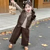 Conjunto Feminino Roupas de Outono 2026 Primavera e Outono Novo Estiloso Versão Coreana Moda Bebê Menina Colete de Couro Casual Conjunto de Três Peças