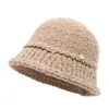Nuevo gorro de punto grueso con colores mezclados, con un logo metálico, perfecto para otoño e invierno. Este gorro grueso y cálido es versátil, retro y casual.