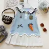 Vestido de Policial Coelho para Meninas Verão 2026 Novo Estilo Estilo Academia Gola de Marinheiro Laço Sem Mangas Vestido Colete Tendência
