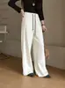 Estas calças de caimento solto e que afinam a silhueta são indispensáveis! Calça casual de alta qualidade, sob medida, de corte reto, com cintura alta e caimento fluido, feita de uma mistura de lã e acetato