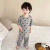 Conjunto de Verano para Niños y Niñas Antibacterial Transpirable de Seda de Hielo Manga Corta Delgado Traje de Aire Acondicionado Pantalón de Nueve Puntos Ropa Infantil Dos Piezas