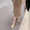 Sapatos Mary Jane fechados para mulheres, estilo francês, com aumento de altura, modelo novo para o verão de 2026, com uma única fivela e design elegante plissado para o trabalho
