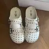 Elegantes sandalias tipo Birkenstock de lunares, perfectas para usar al aire libre, nueva colección otoño 2026, combinadas con una falda, sandalias planas sin cordones